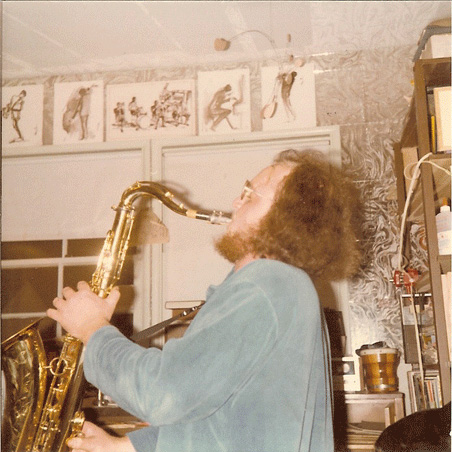 Jazz man blowing his tenor saxophone